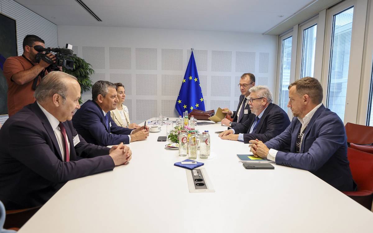 Özgür Özel AP Türkiye Raportörü Amor'la görüştü