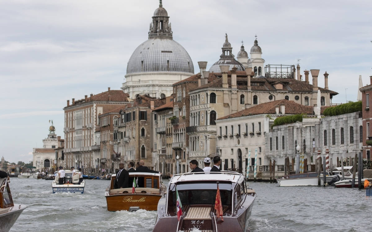Jeff Bezos, Venedik'te protestoların gölgesinde evlendi