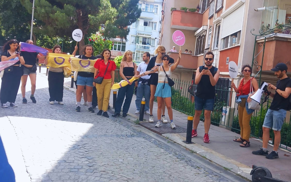 Police block İstanbul Pride March, detain dozens, including journalists