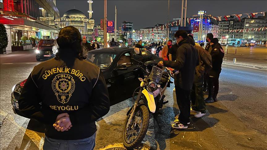 İstanbul police perform ID checks on 450,000 people on Friday night 'peace operation'