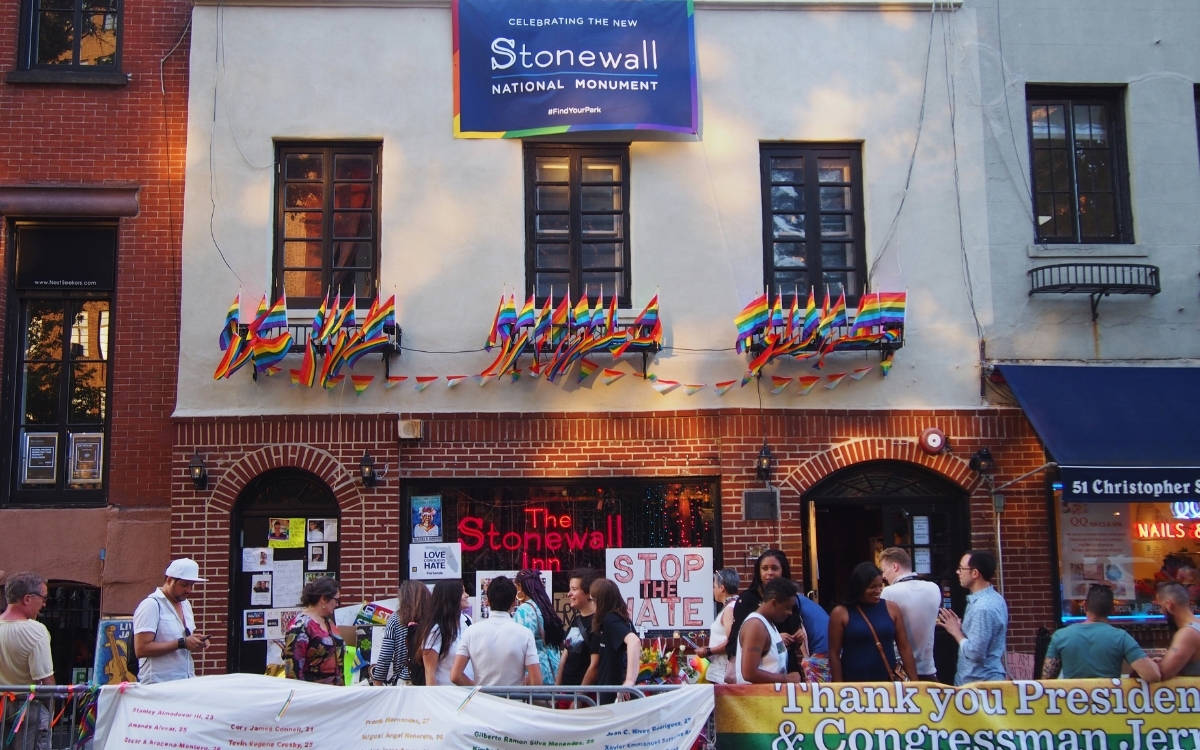New York Onur Yürüyüşü’nün ardından tarihi Stonewall Inn önünde silahlı saldırı