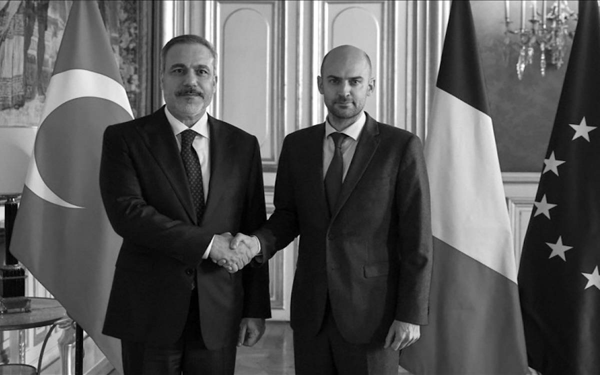 Ankara'dan Paris'e: "İşimize karışmayın, CHP'li belediyelere yaptıklarımıza saygı gösterin"