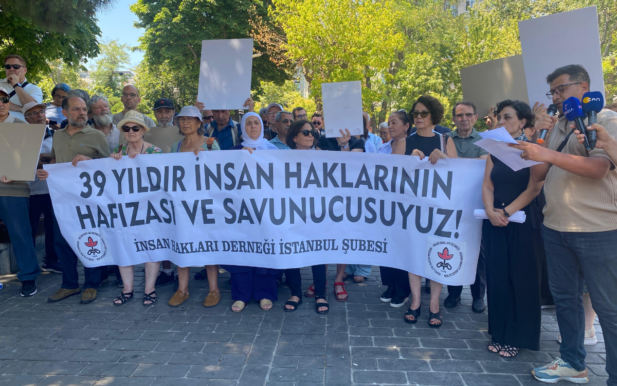 İHD’nin 39 yıl dönümünde sansüre karşı protesto