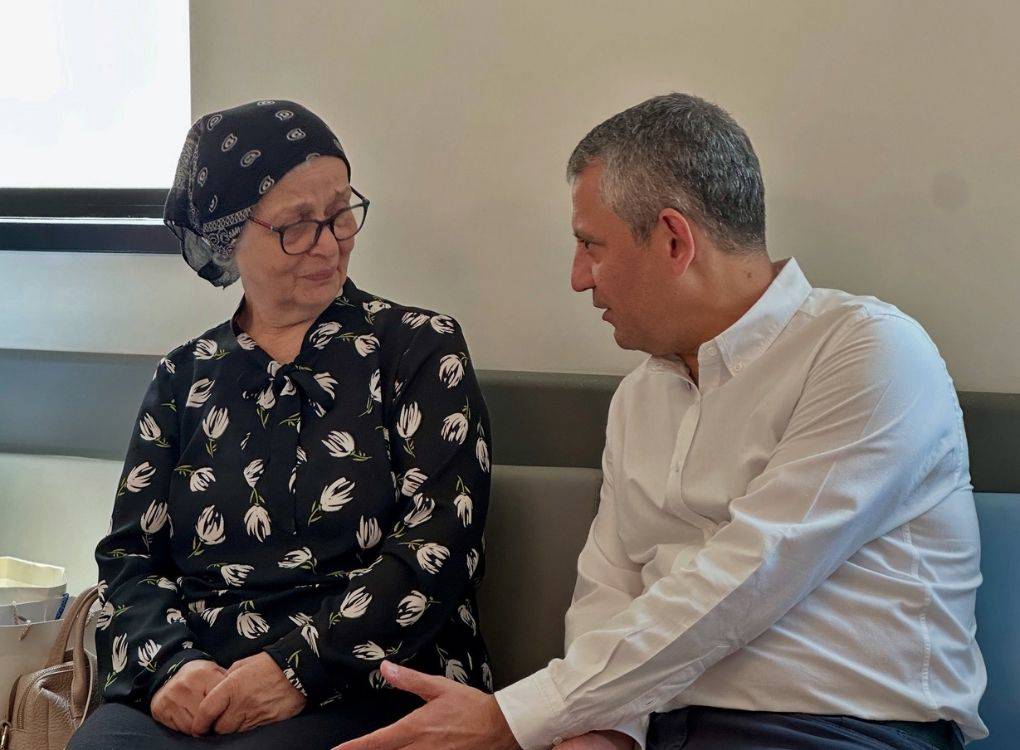 Özel, Çalık’ı hastanede ziyaret etti: Annesiyle görüştürülecek