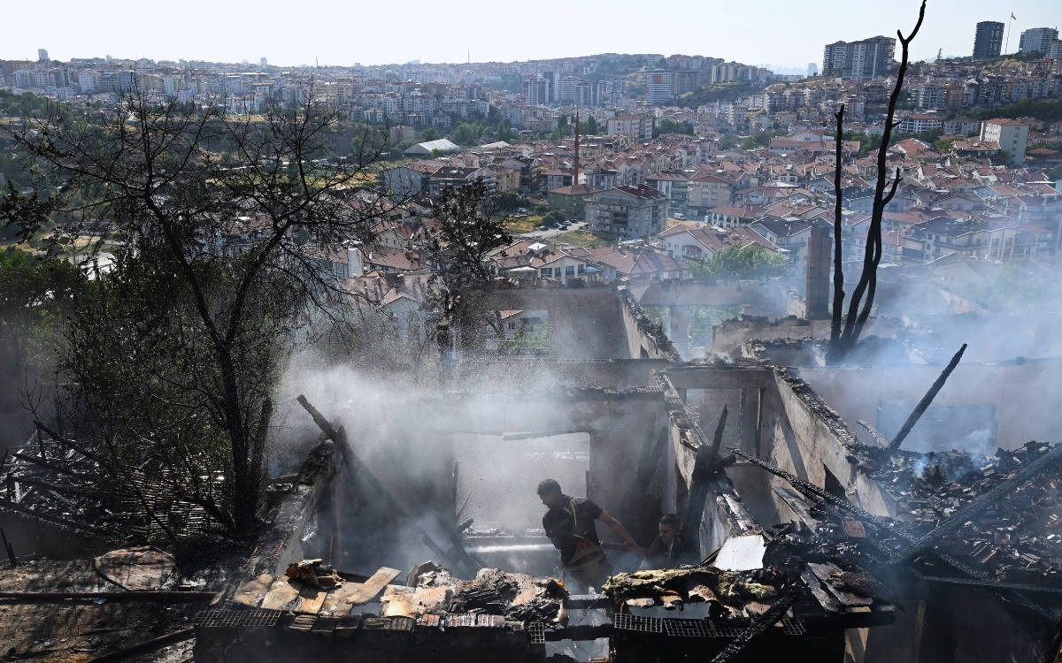 Ankara’da çıkan yangında 8 gecekondu kullanılamaz hale geldi