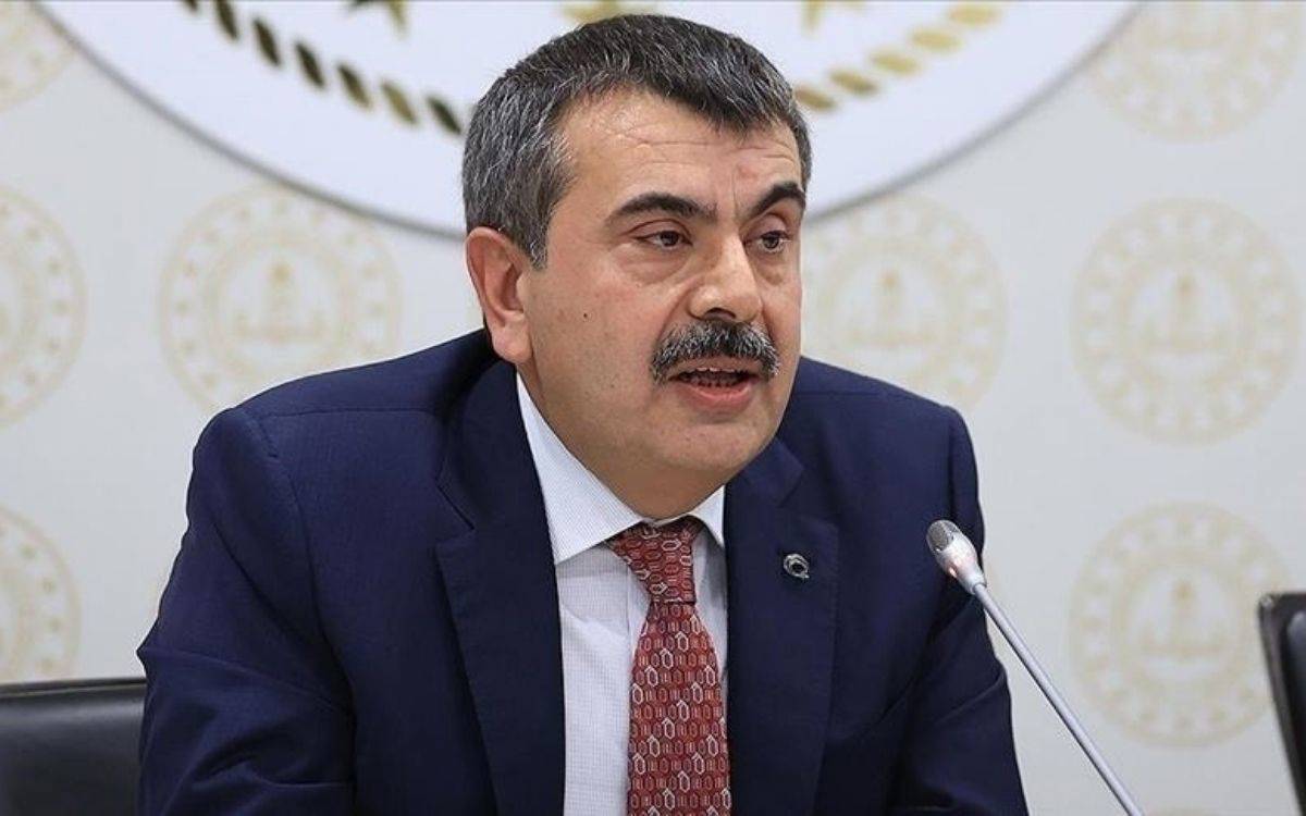 Bakan Tekin duyurdu: Kılık kıyafet yönetmeliğinde değişiklik yaptık