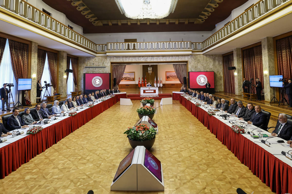 Çözüm komisyonuna hangi kurum ve isimler davet edildi?