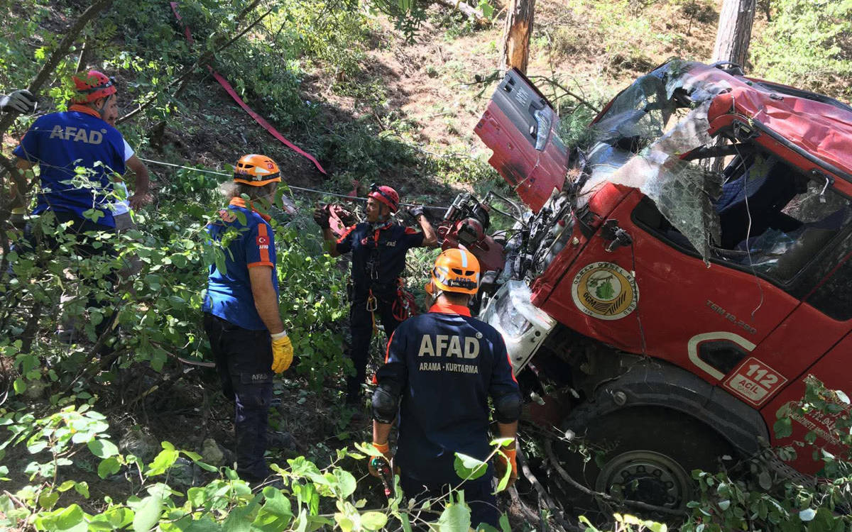 Osmaniye'de yangına müdahale etmeye giden arazöz devrildi
