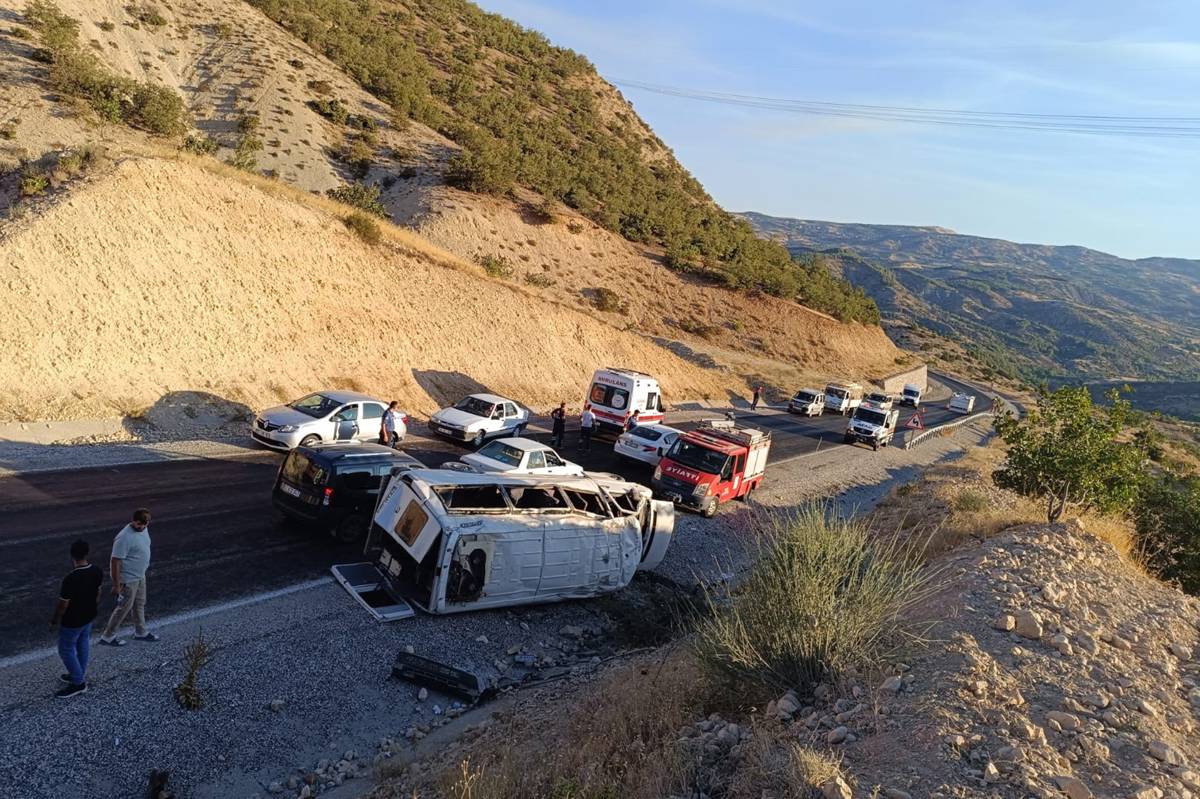 Tarım işçilerini taşıyan minibüs şarampole yuvarlandı
