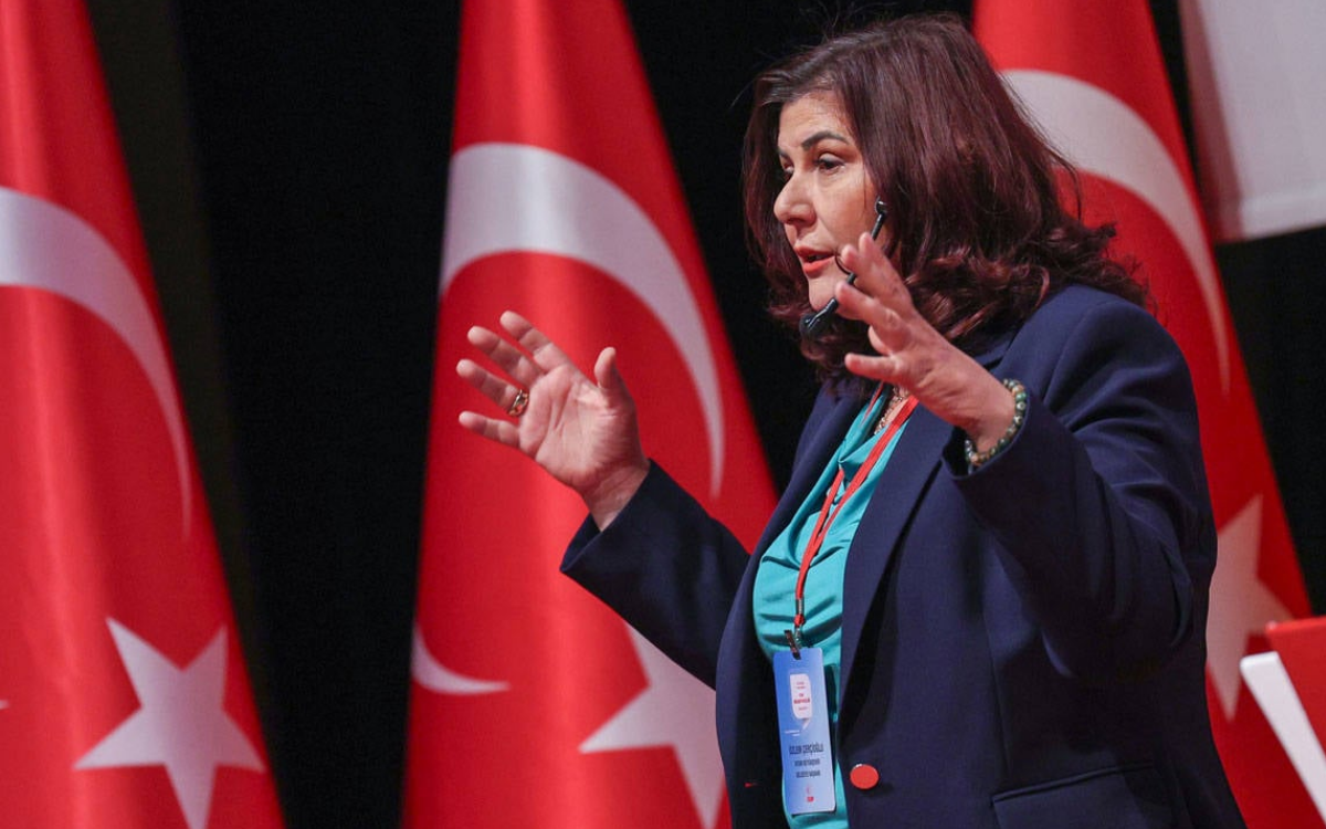 Özlem Çerçioğlu ve üç belediye başkanı CHP'den istifa etti