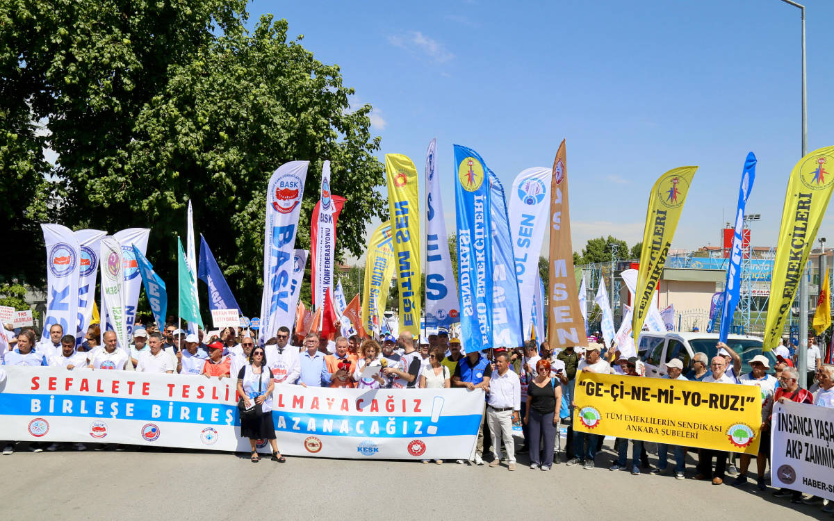 Memurlar, hükümetin zam teklifine karşı iş bıraktı