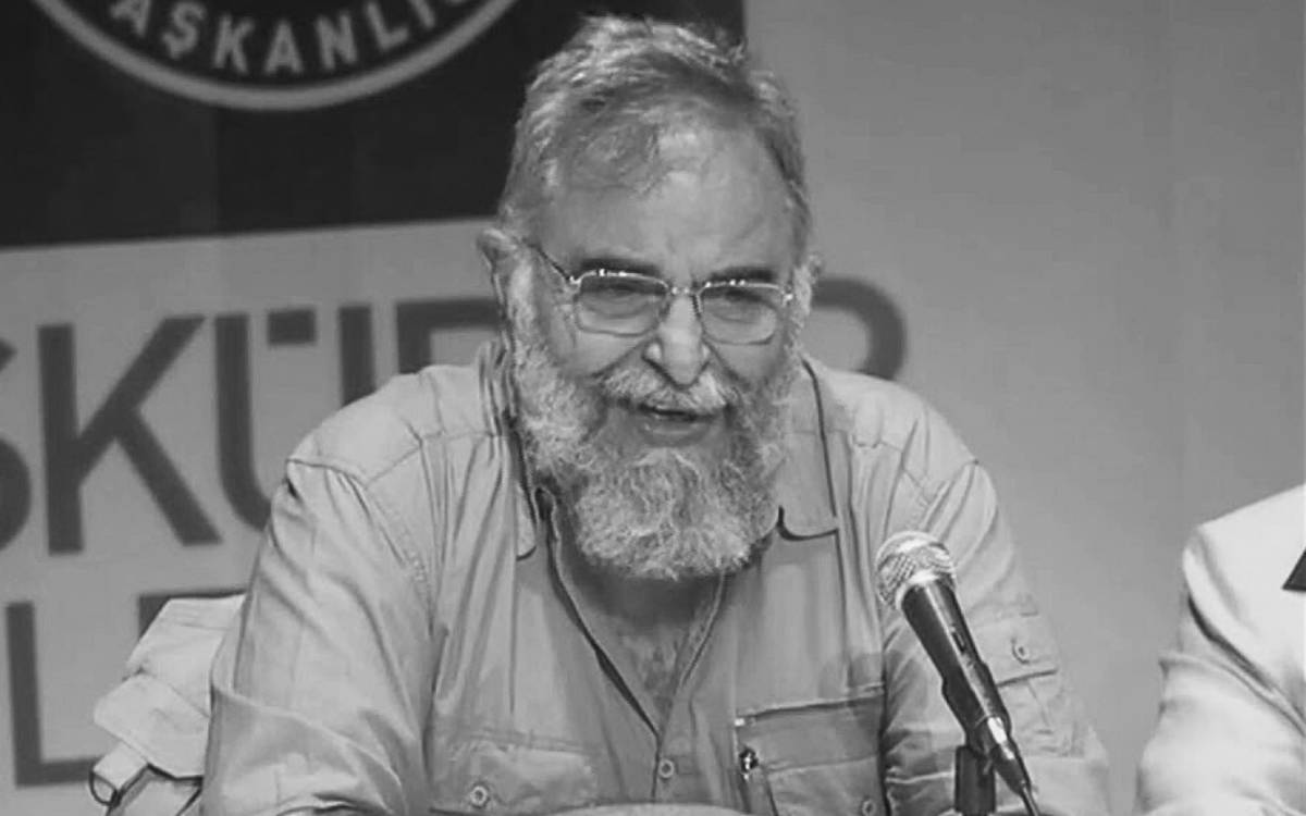 Tarihçi Mete Tunçay hayatını kaybetti