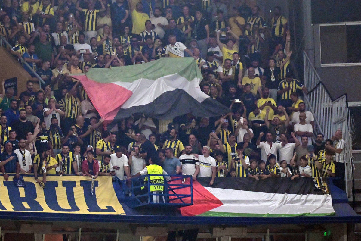 Fenerbahçe fans protest Israel during Champions League playoff match