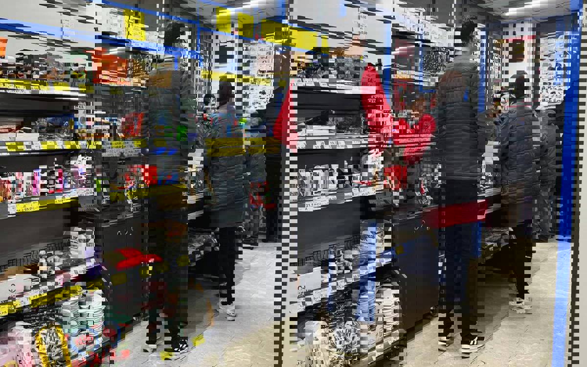 'No job description, everyone does everything': Precarious conditions strain supermarket workers