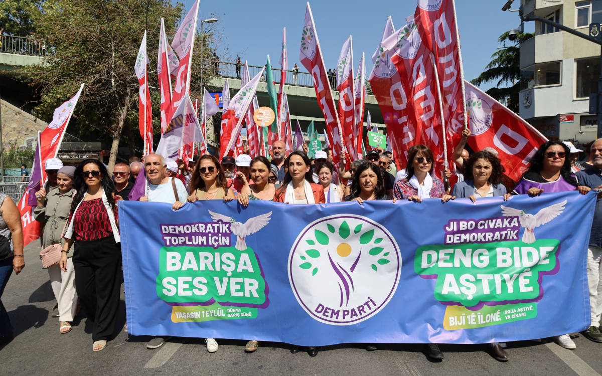 Kadıköy’de Dünya Barış Günü mitingi: Savaşsız, sömürüsüz bir dünya
