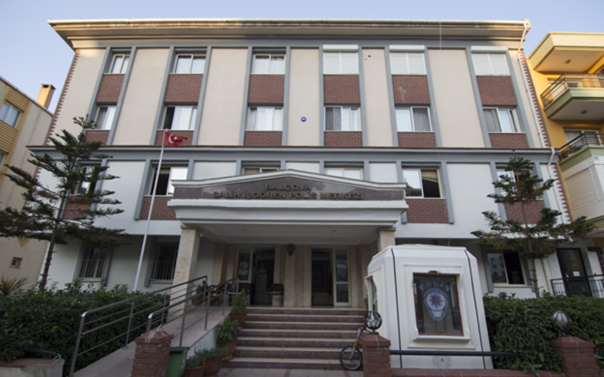 Li Îzmîrê bi çekan êrişî qereqolê kirin: Du polîs mirin