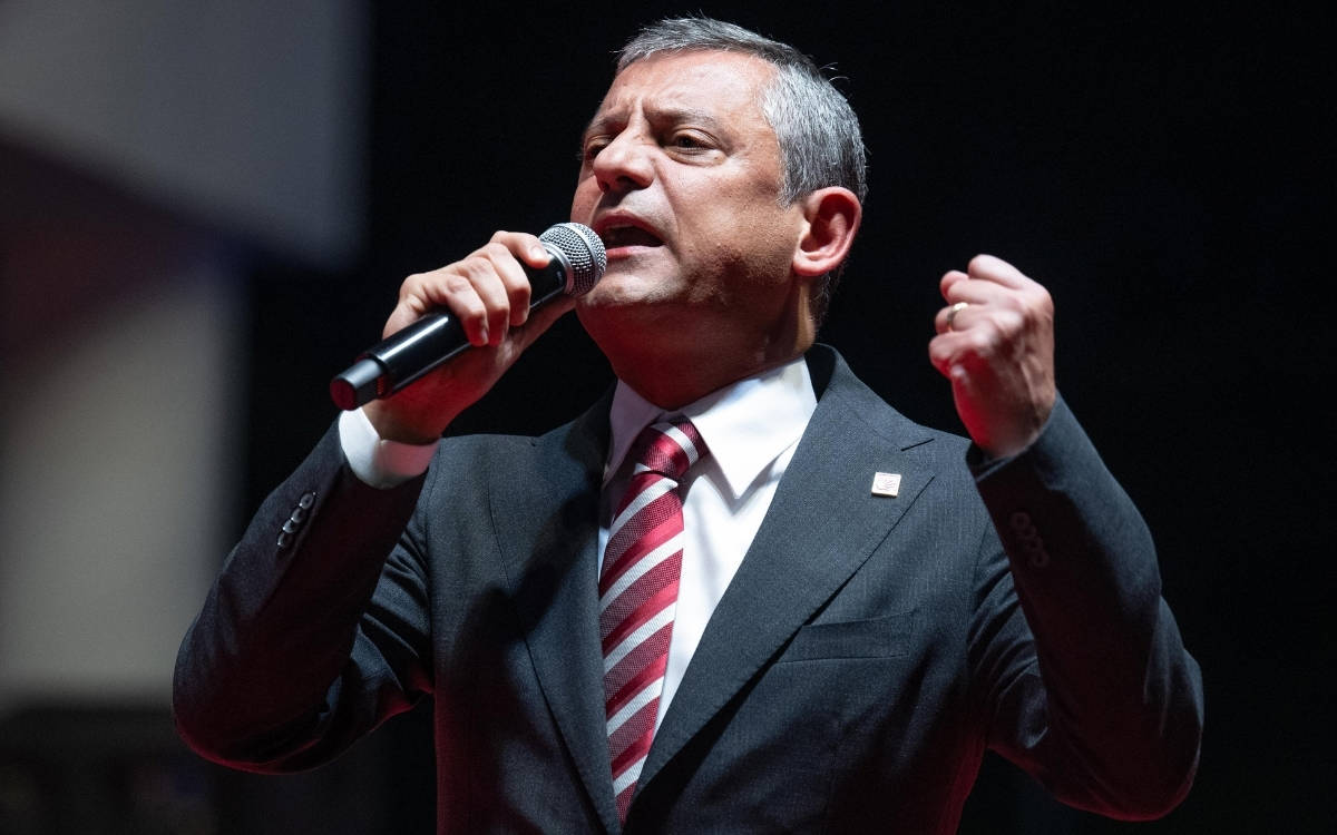 Özgür Özel: "İşinizi yapın, hukuka uyun, derhal evimizin önünden çekilin"