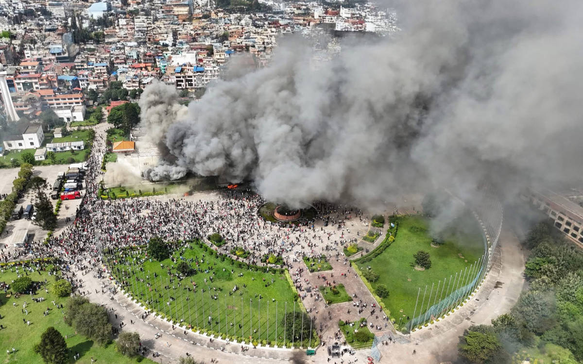 Nepal'de başbakan helikopterle kaçtı, ekonomi bakanı nehre atıldı