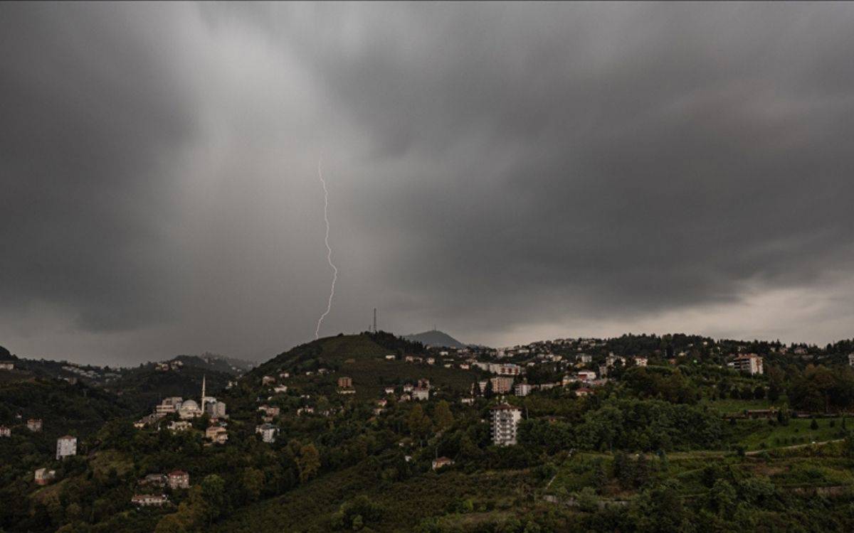 Artvin’de heyelan: Karadeniz sahil yolu kapandı