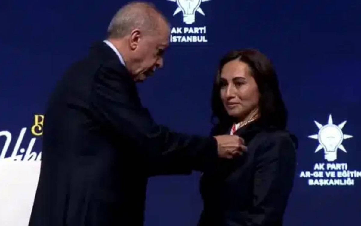 CHP’den istifa eden Beykoz Belediye Başkanvekili Özlem Vural Gürzel, AKP’ye geçti