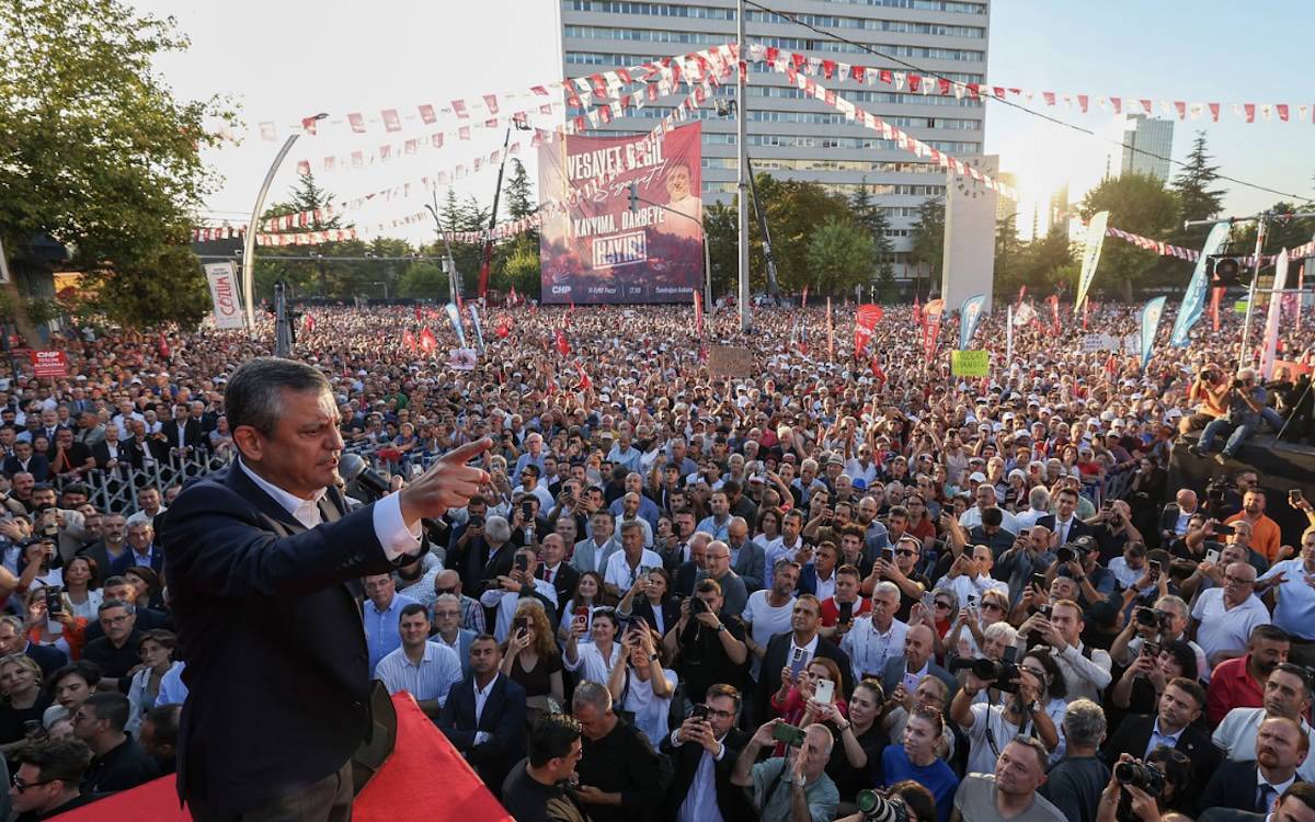 Son anket: AKP, CHP'nin yüzde 5,42 gerisine düştü