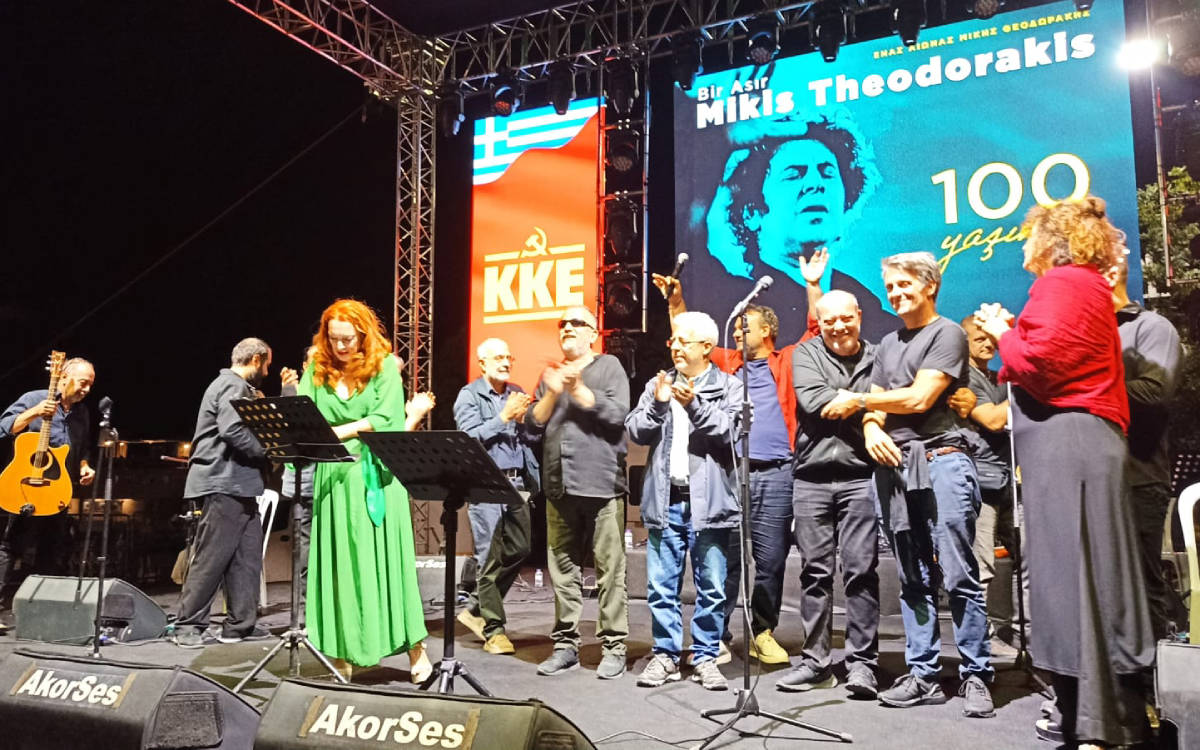 Mikis Theodarakis, 100. yılında iki yakayı buluşturdu