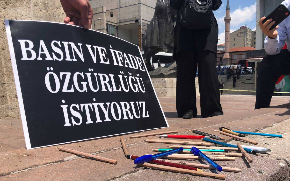 Cengiz Çandar’dan Bakan Yılmaz Tunç’a: Kaç gazeteci adli kontrol altında?