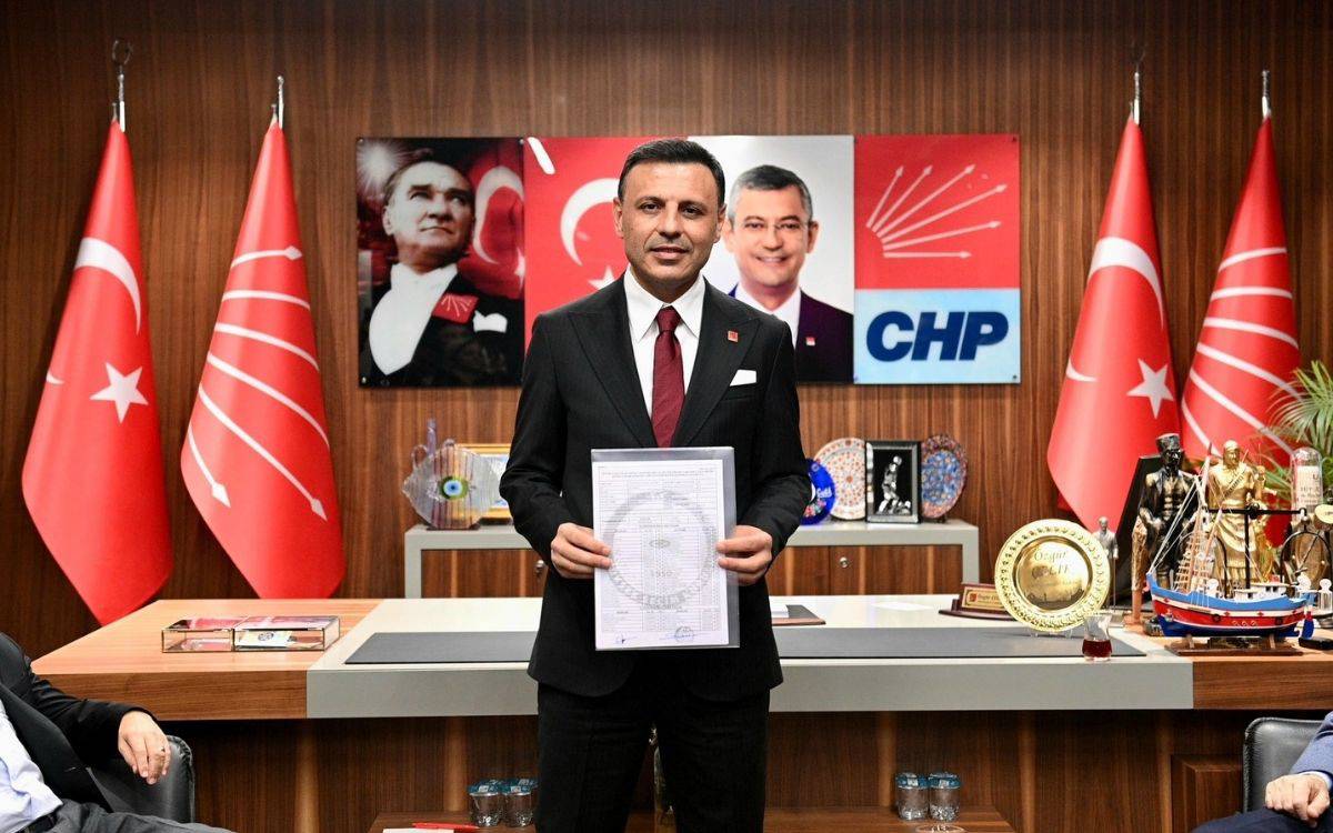 CHP İstanbul İl Başkanı Özgür Çelik mazbatasını aldı