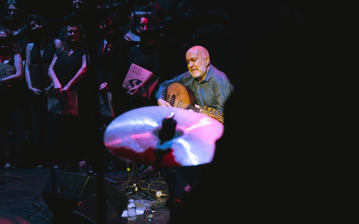 Ara Dinkjian ve istos korosu yeniden sahnede