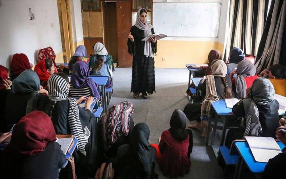 Taliban interneti kesti, kadınların uzaktan eğitim hakkını da susturdu