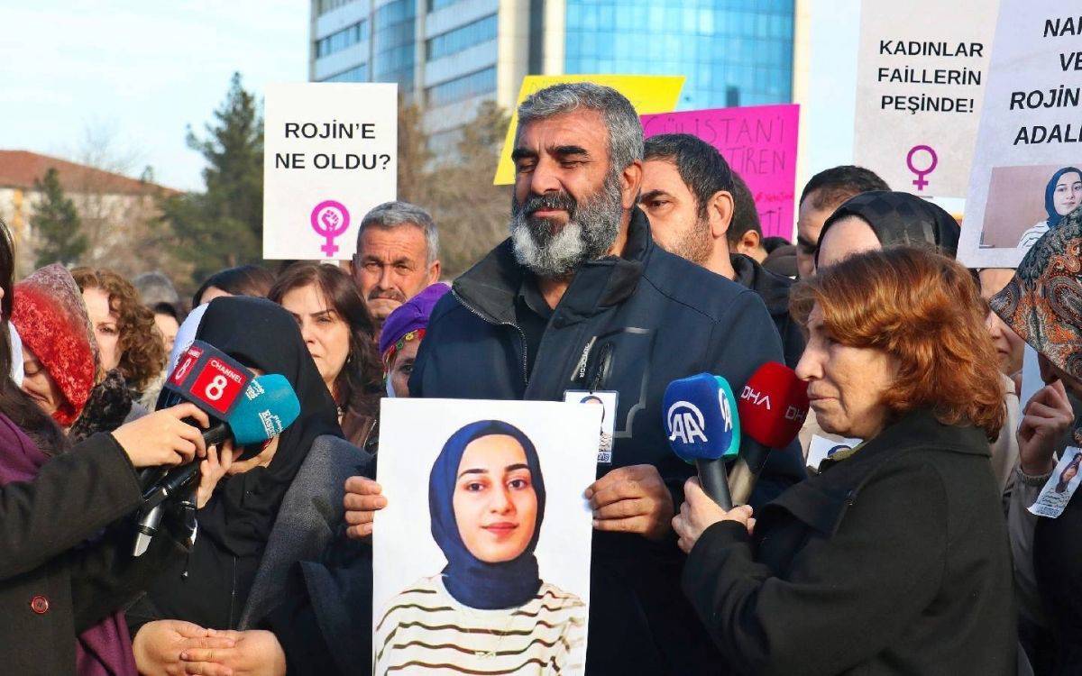 ROjin kabaiş'in babası açıklama yapıyuor. Önünde farklı kurumlardan mikrofonlar var.