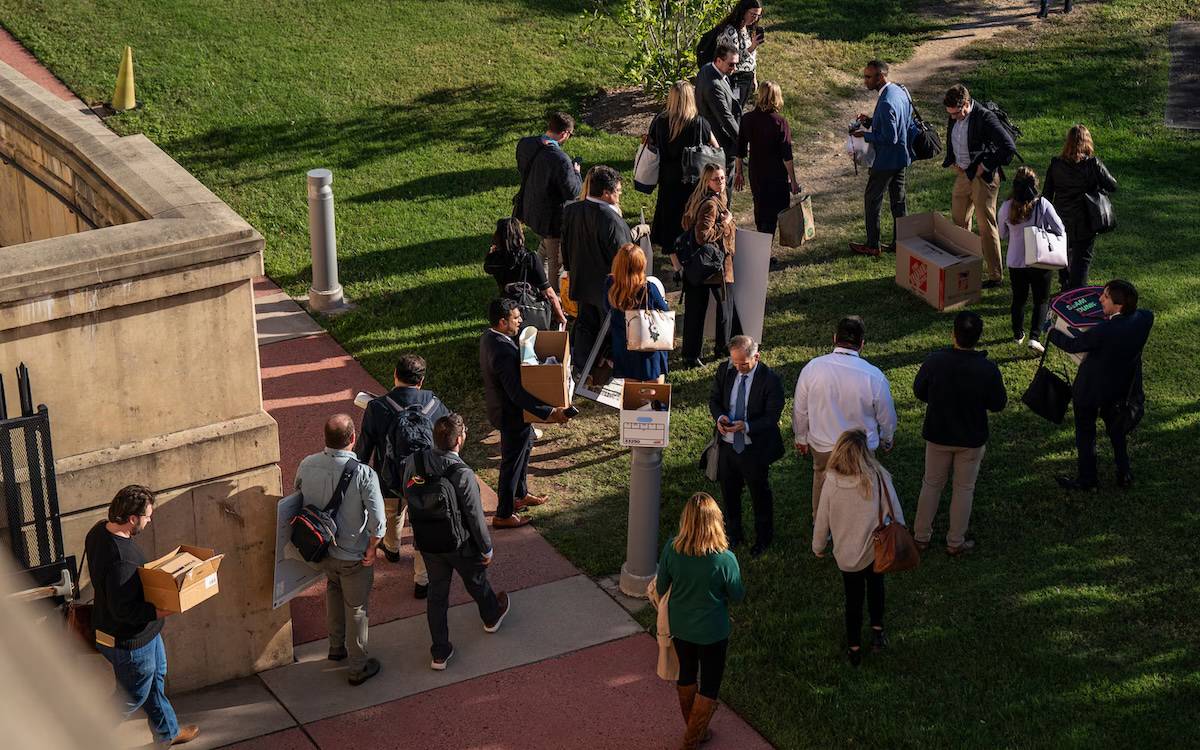 Gazeteciler, keyfi yasaklar dayatan "taahhütname"yi imzalamayı reddederek Pentagon'dan ayrıldı