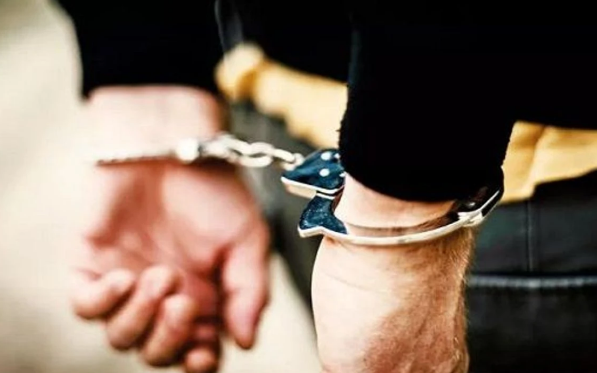 Jandarmalar kelepçeli muayeneye karşı çıkan mahpusu darp etti