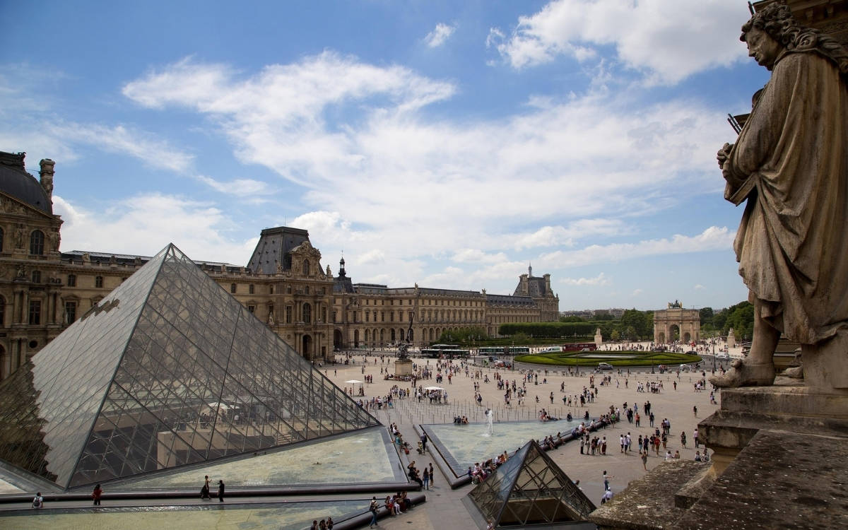 Louvre Müzesi’ndeki büyük soygunu gerçekleştirenler aranıyor
