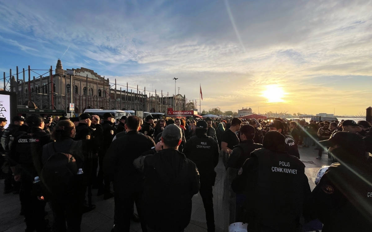 Police block İstanbul protest against judicial package targeting LGBTI+ rights