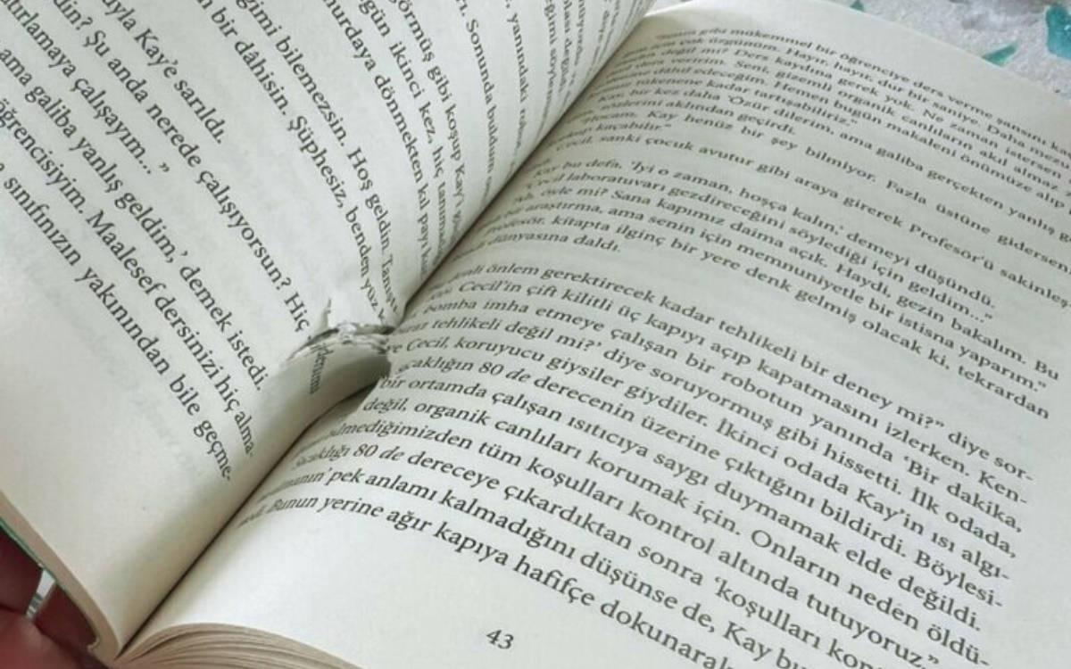 İzmir Kitap Fuarı’nda ‘Türlerin Kökeni’ kitabına mermi yerleştirildi