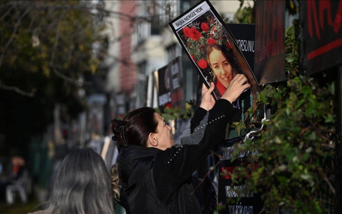 Fotoğrafta bir kadın, dış mekânda yer alan bir çitin üzerine bir fotoğraf asıyor. Kadının astığı fotoğrafta gülümseyen bir genç kadının portresi ve üst kısmında “Başka Nergiz yok” yazısı görülüyor.