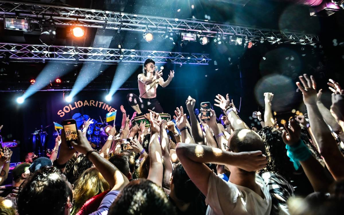 "Müzik güçtür": Gogol Bordello Dünya Demokrasi Forumu'nda başköşede