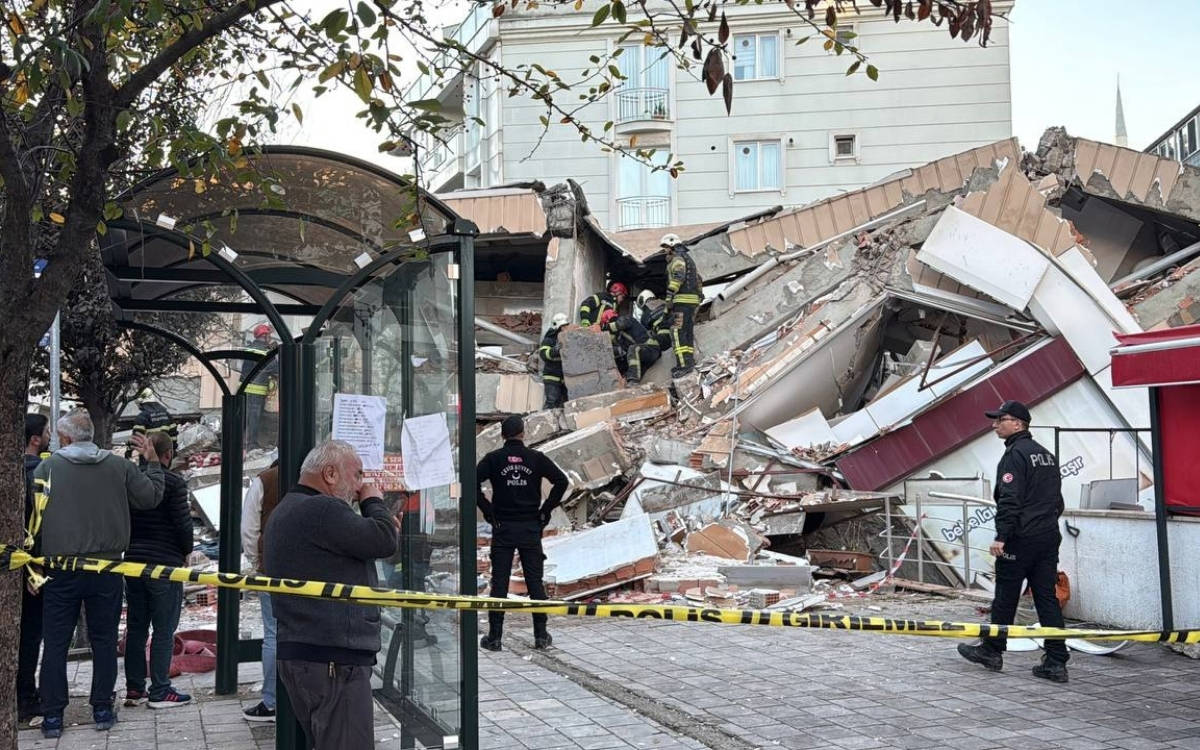 Family trapped after seven-story building collapse in Kocaeli
