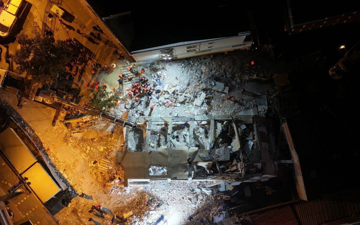 Fotoğraf, Kocaeli’nin Gebze ilçesinde çöken yedi katlı binanın gece yapılan arama kurtarma çalışmalarını gösteriyor. Görüntü, havadan (drone ile) çekilmiş ve olay yerini yukarıdan kapsıyor.