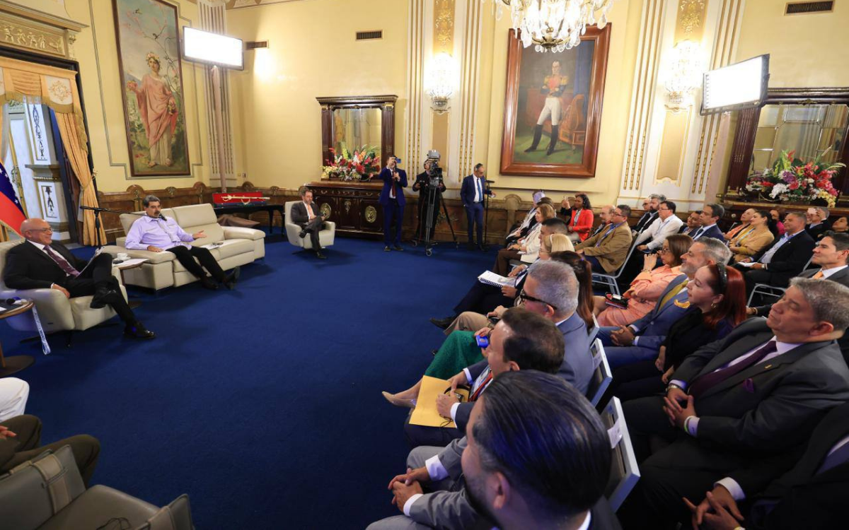 “Venezuela’ya karşı savaşı meşrulaştırmak için bir anlatı dayatmak istiyorlar”