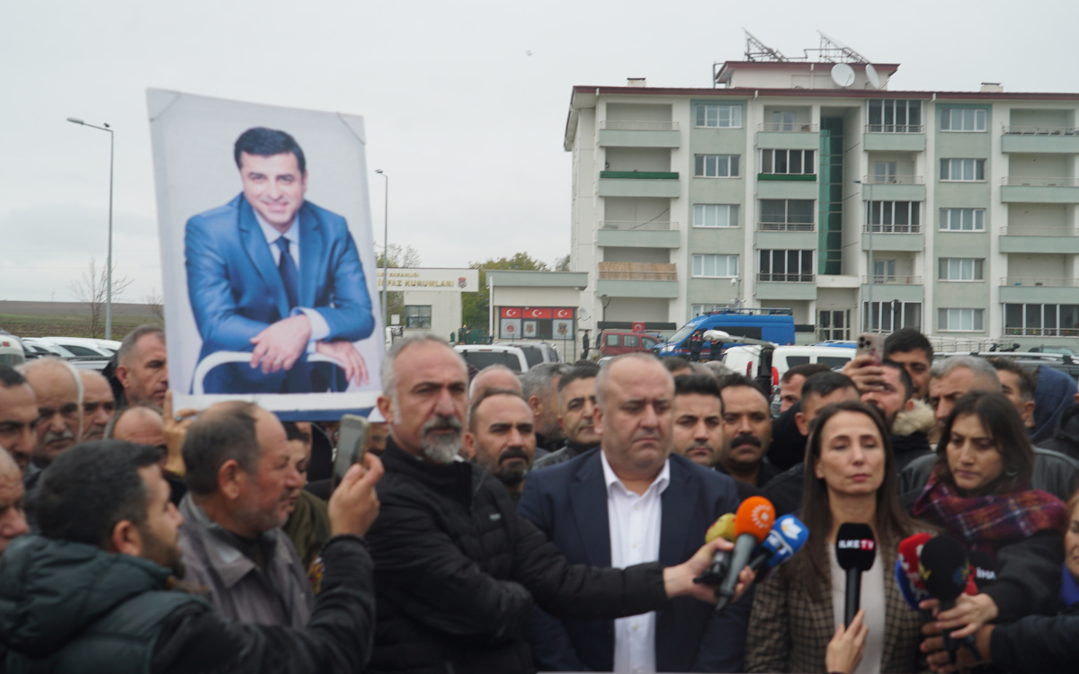 Demirtaş: Komisyon İmralı'ya gitsin; milletvekilleri Öcalan ile görüşsün