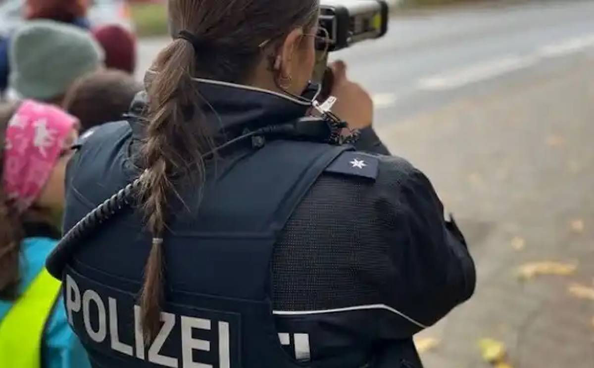 Almanya: Araçlara ve duvarlara kendi kanıyla gamalı haç çizen şüpheli gözaltında