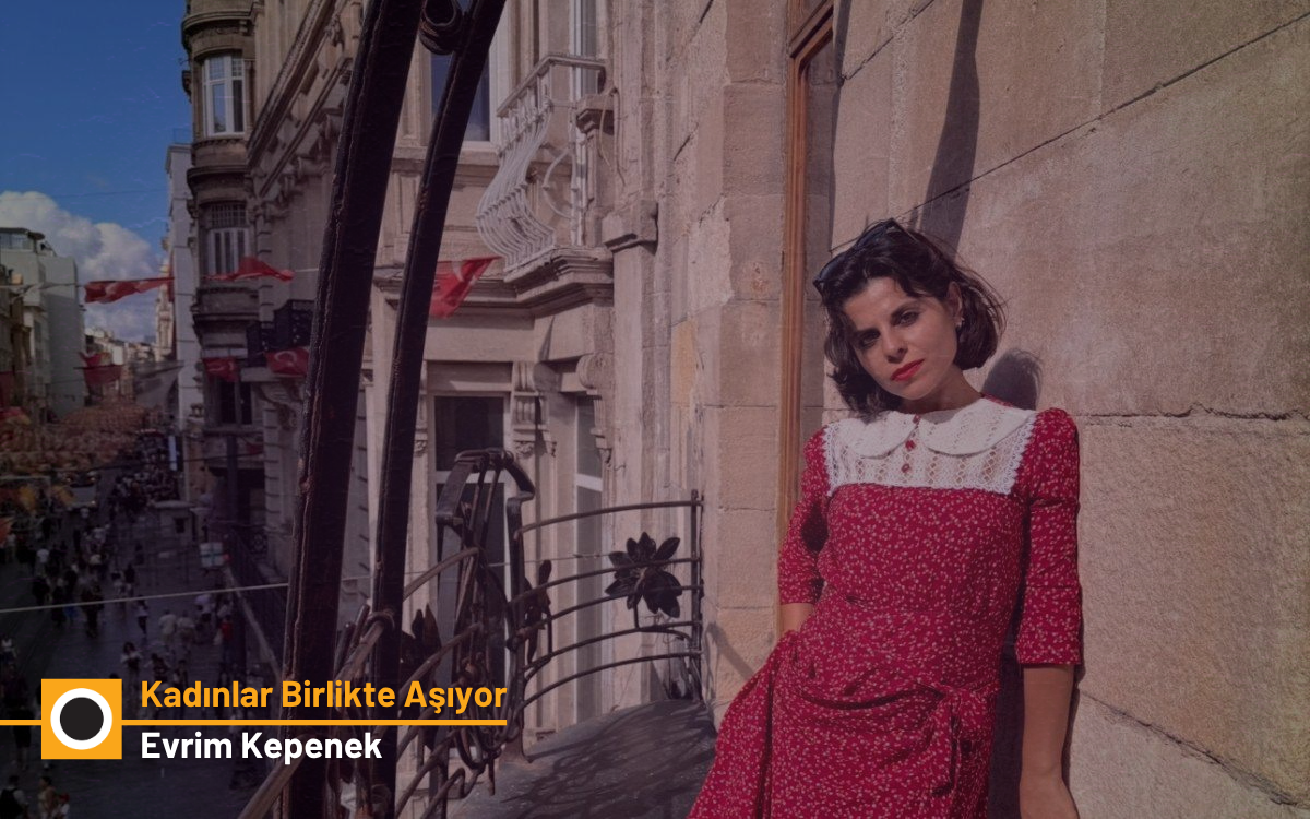 Fotoğrafta, eski bir taş binanın balkonunda duran genç bir kadın görülüyor. Kısa, dalgalı, koyu renk saçlı; kırmızı rujlu ve doğrudan kameraya bakan ciddi, hafif melankolik bir ifadesi var. Üzerinde beyaz dantel yakalı, kırmızı zemin üzerinde küçük desenli, diz altına kadar uzandığı belli olan nostaljik bir elbise bulunuyor.