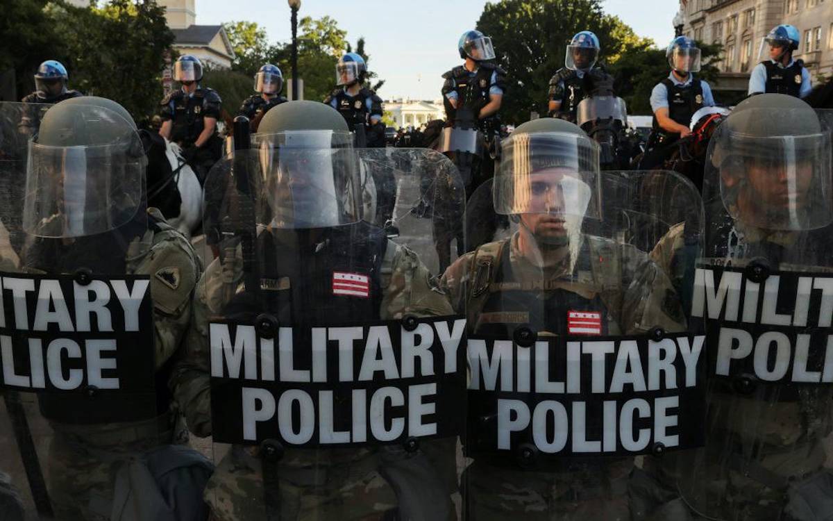 Trump askerlere kanunsuz emirlere uymama yükümlülüklerini hatırlatan vekilleri idamla tehdit etti