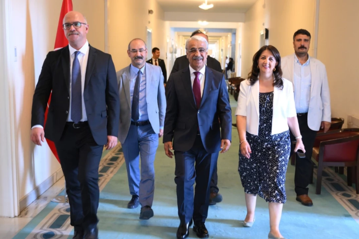 Şandeya Îmraliyê ji bo bi Ocalan re bicive çû Îmraliyê