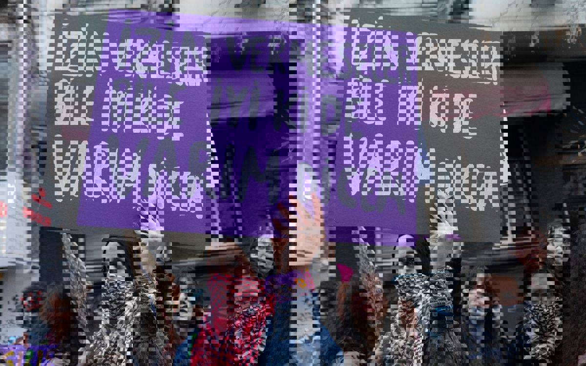 Bir grup kadın elinde döviz taşıyor.