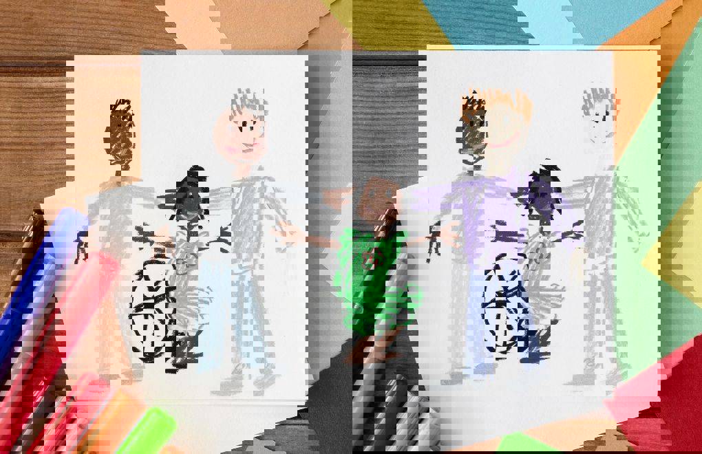 Bir resimde çocuklar yan yana biri engelli ve ortada duruyor diğer iki çocuk onu koruyor.