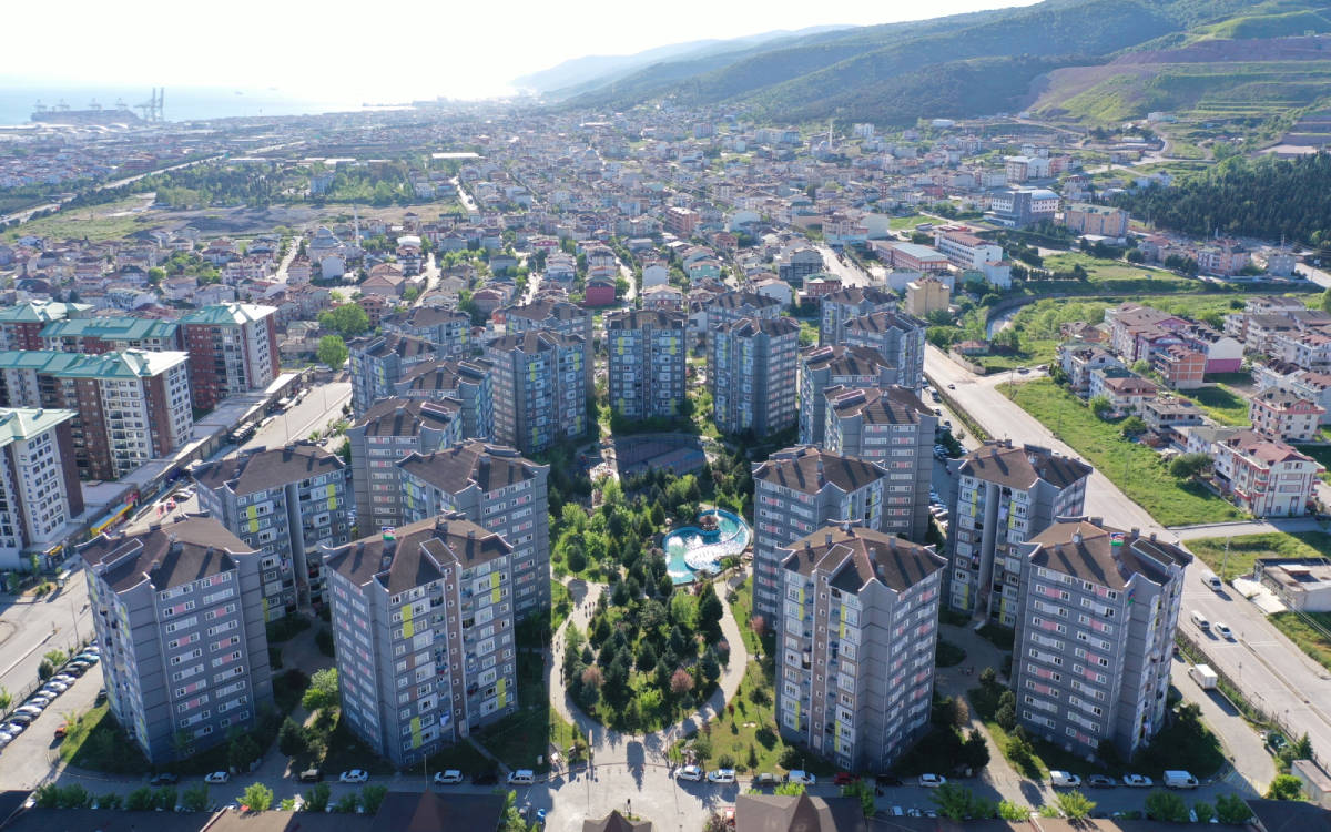 Fotoğrafta yapımı biten bir toplu konut yerleşkesi var
