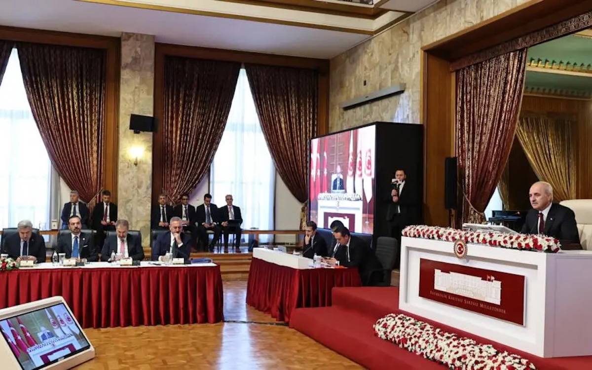 Kurteya hevdîtina li Îmraliyê hat xwendin